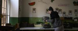 Una mujer pesa la fruta en el local de un grupo agroecológico en Tetuán (Madrid). Álvaro Minguito